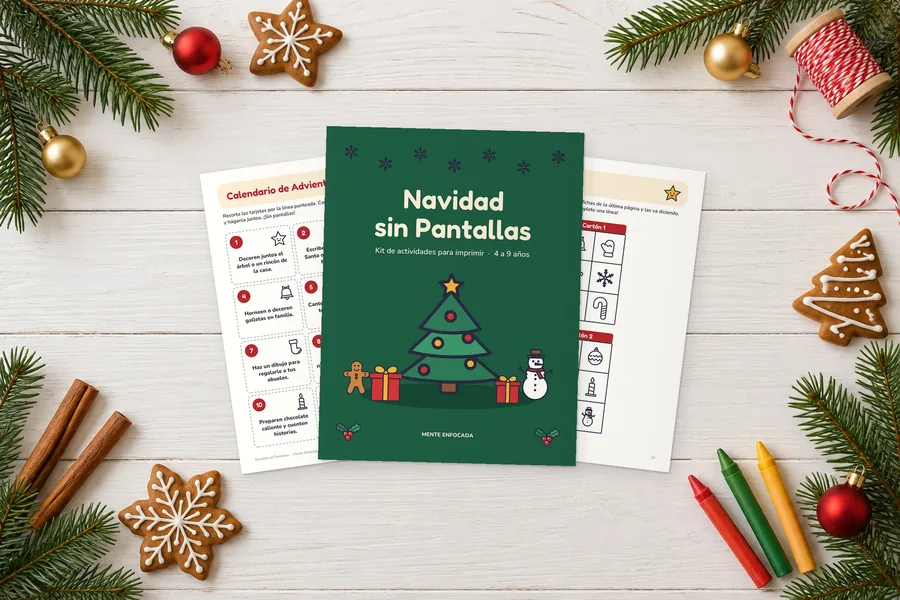 Kit Navidad sin Pantallas impreso sobre una mesa navideña